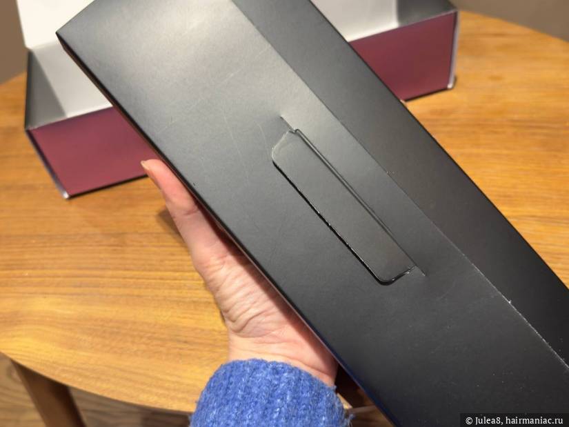 Фото: Чтобы достать щипцы, нужно открыть такой 