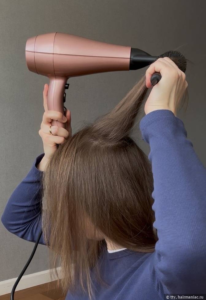 Фото: Процесс сушки феном и брашем