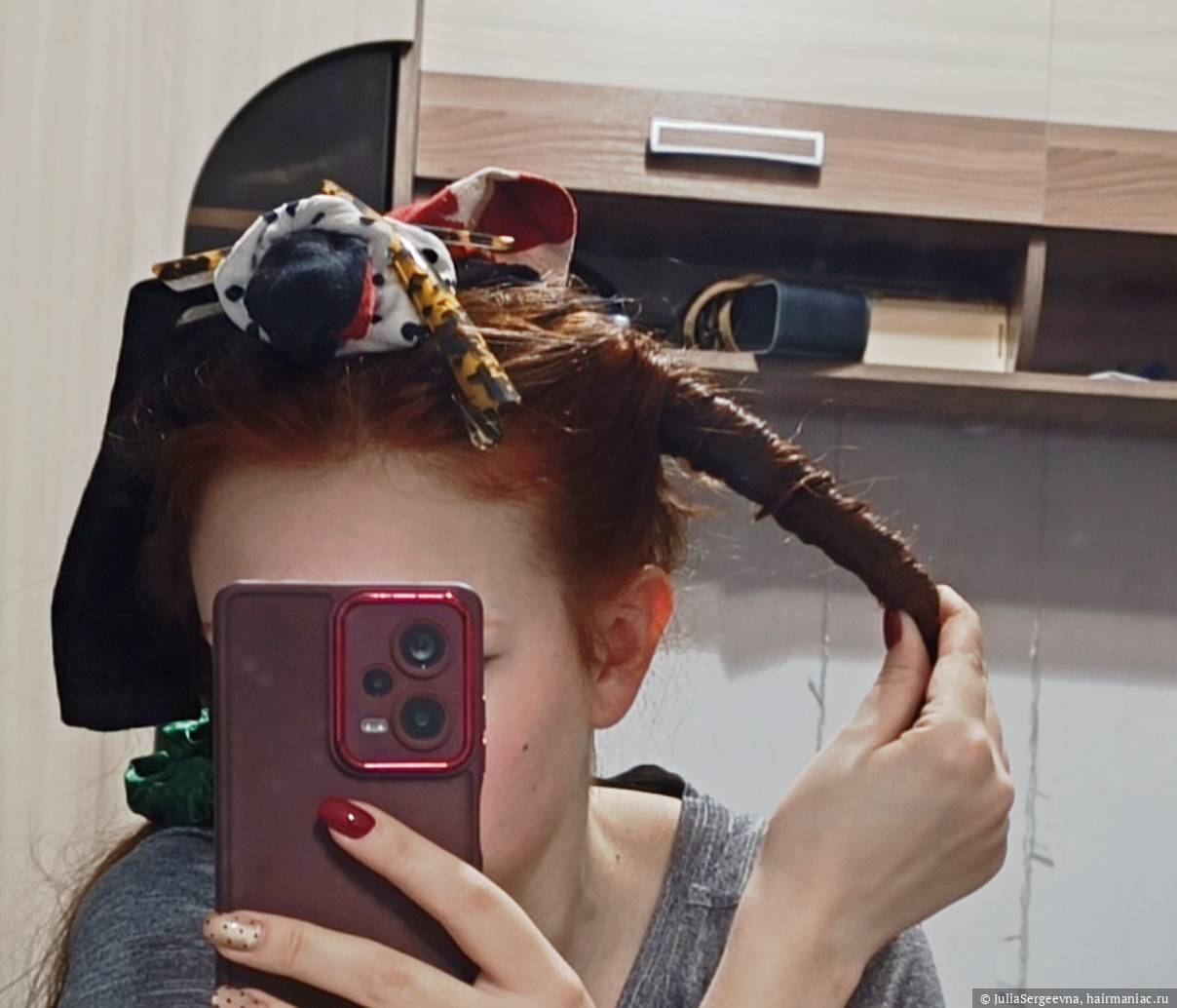 Фото: Одна закрученная прядь